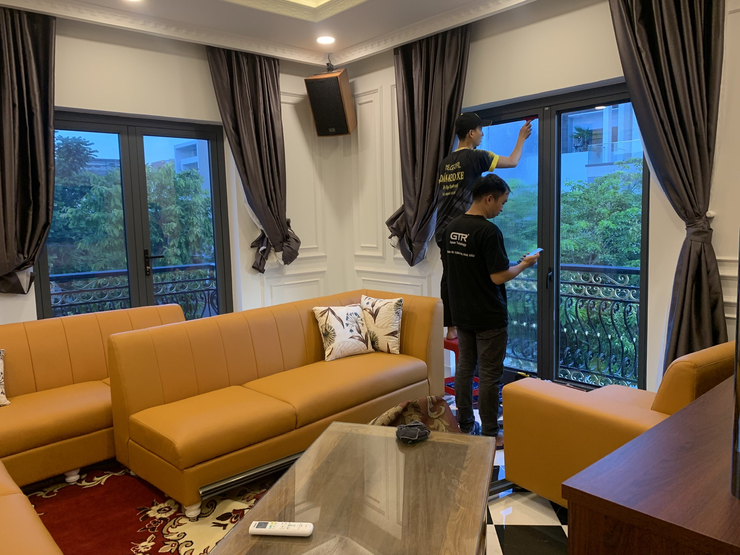 Thi Công Decal Và Film Cách Nhiệt Nhà Kính