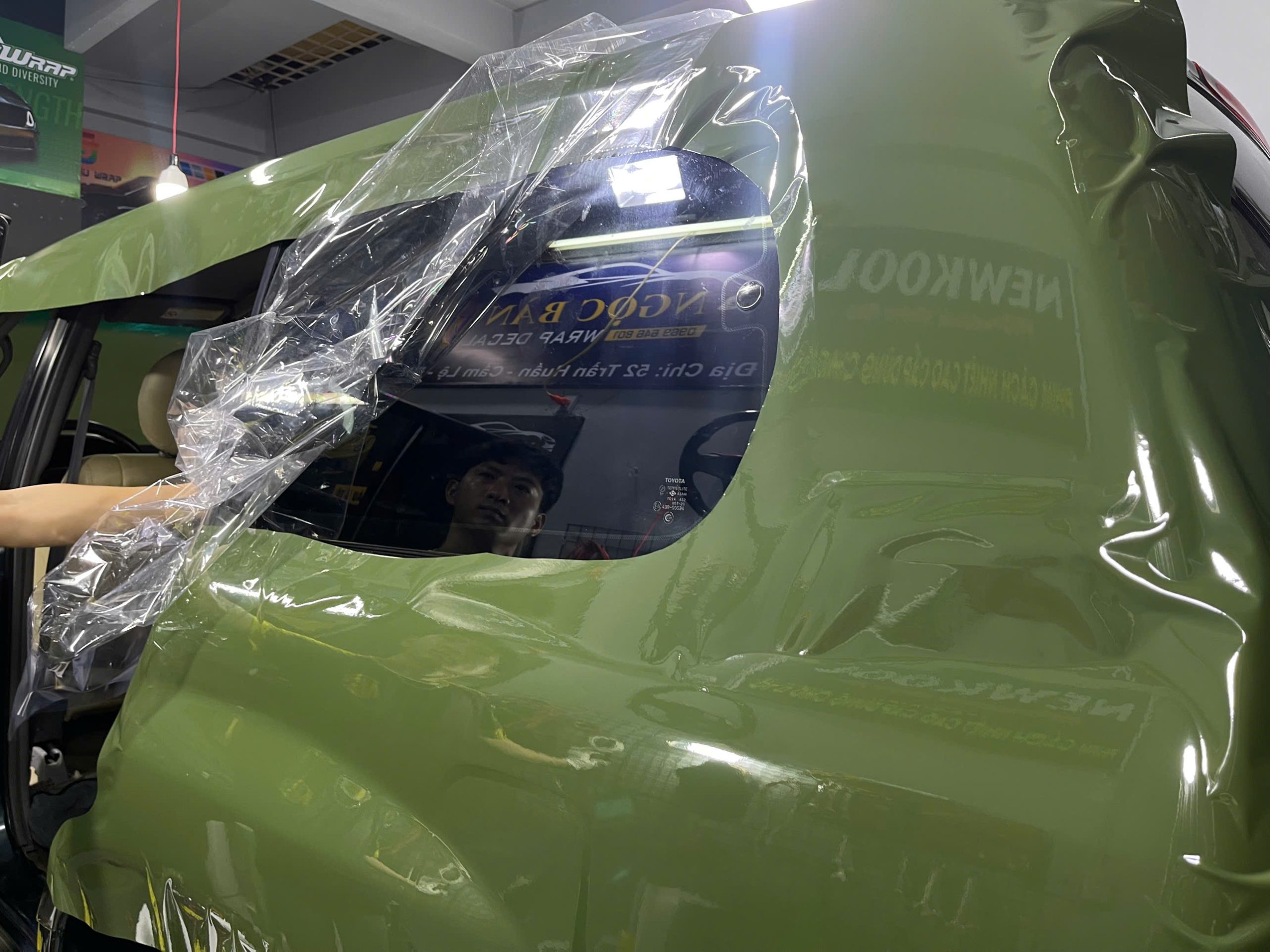 Phục hồi bề mặt sơn ngoại thất xe chủ tịch LandCruiser tuổi đời 2000 với thương hiệu decal cao cấp SHINCHU