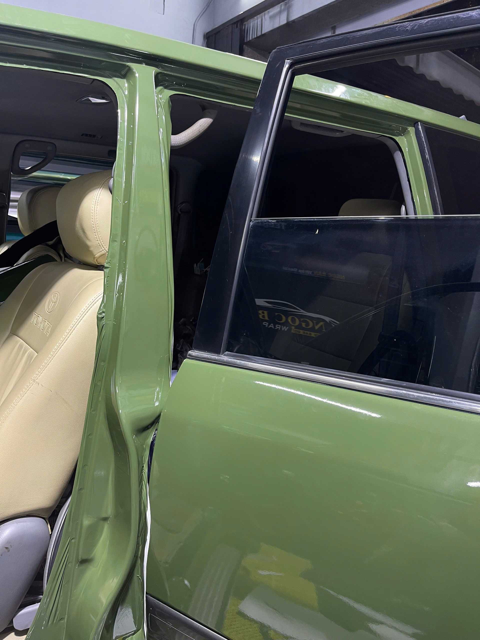 Phục hồi bề mặt sơn ngoại thất xe chủ tịch LandCruiser tuổi đời 2000 với thương hiệu decal cao cấp SHINCHU