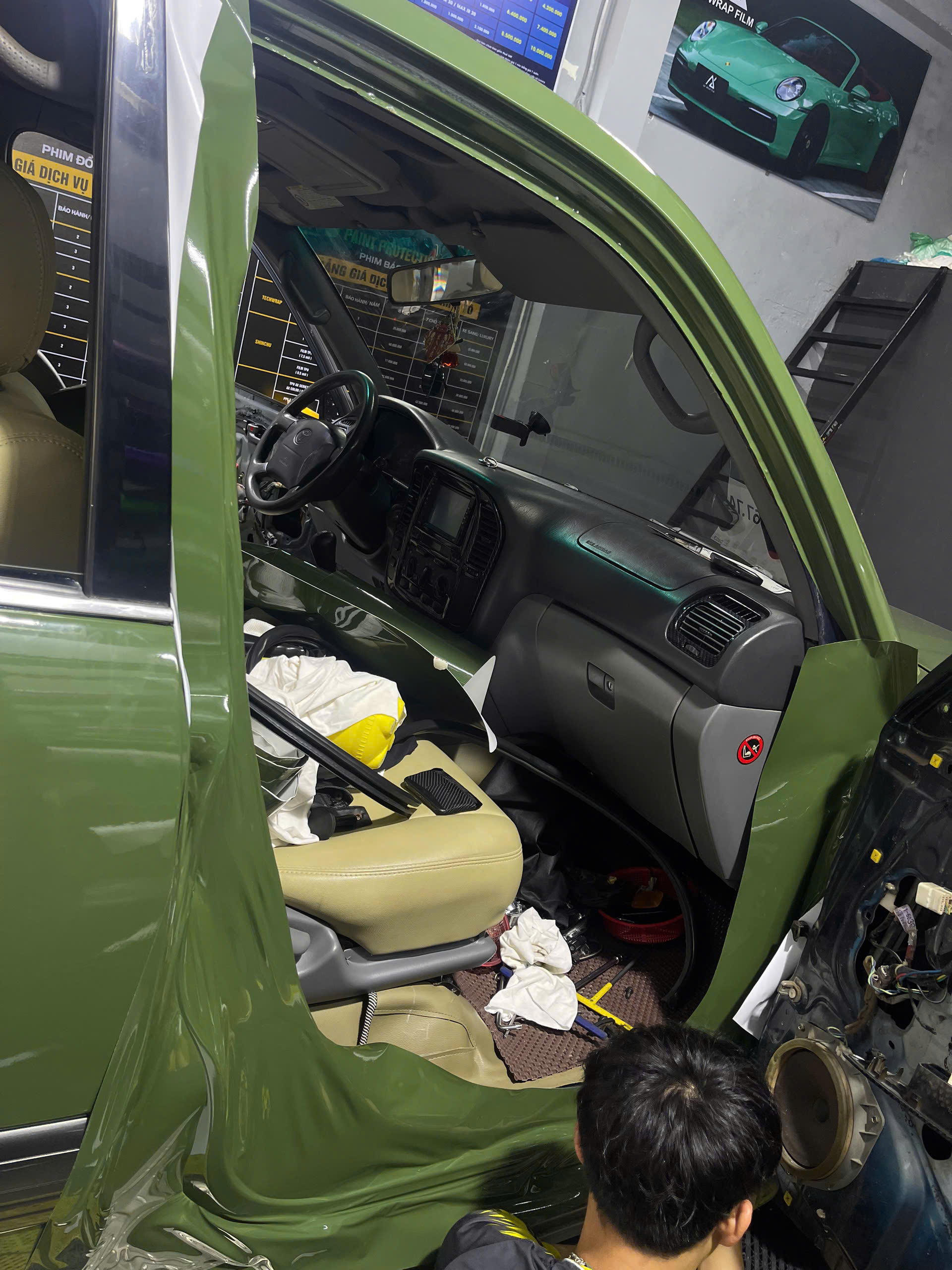 Phục hồi bề mặt sơn ngoại thất xe chủ tịch LandCruiser tuổi đời 2000 với thương hiệu decal cao cấp SHINCHU