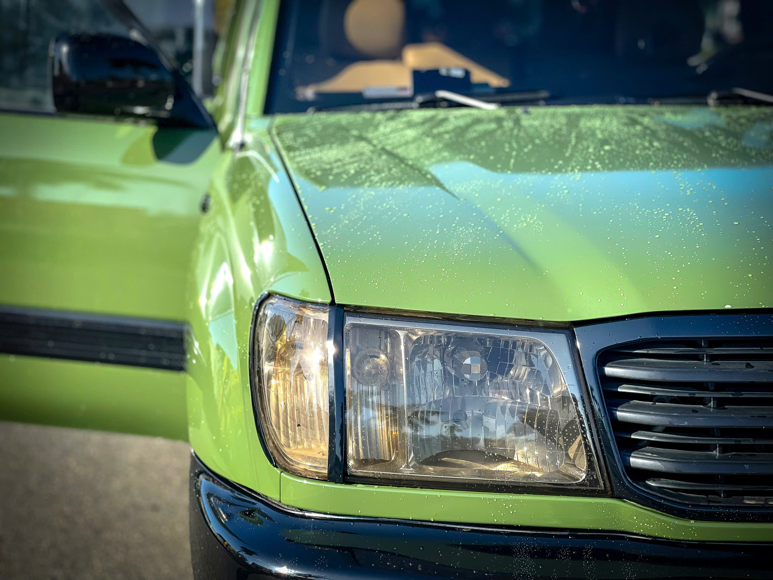 Phục hồi bề mặt sơn ngoại thất xe chủ tịch LandCruiser tuổi đời 2000 với thương hiệu decal cao cấp SHINCHU