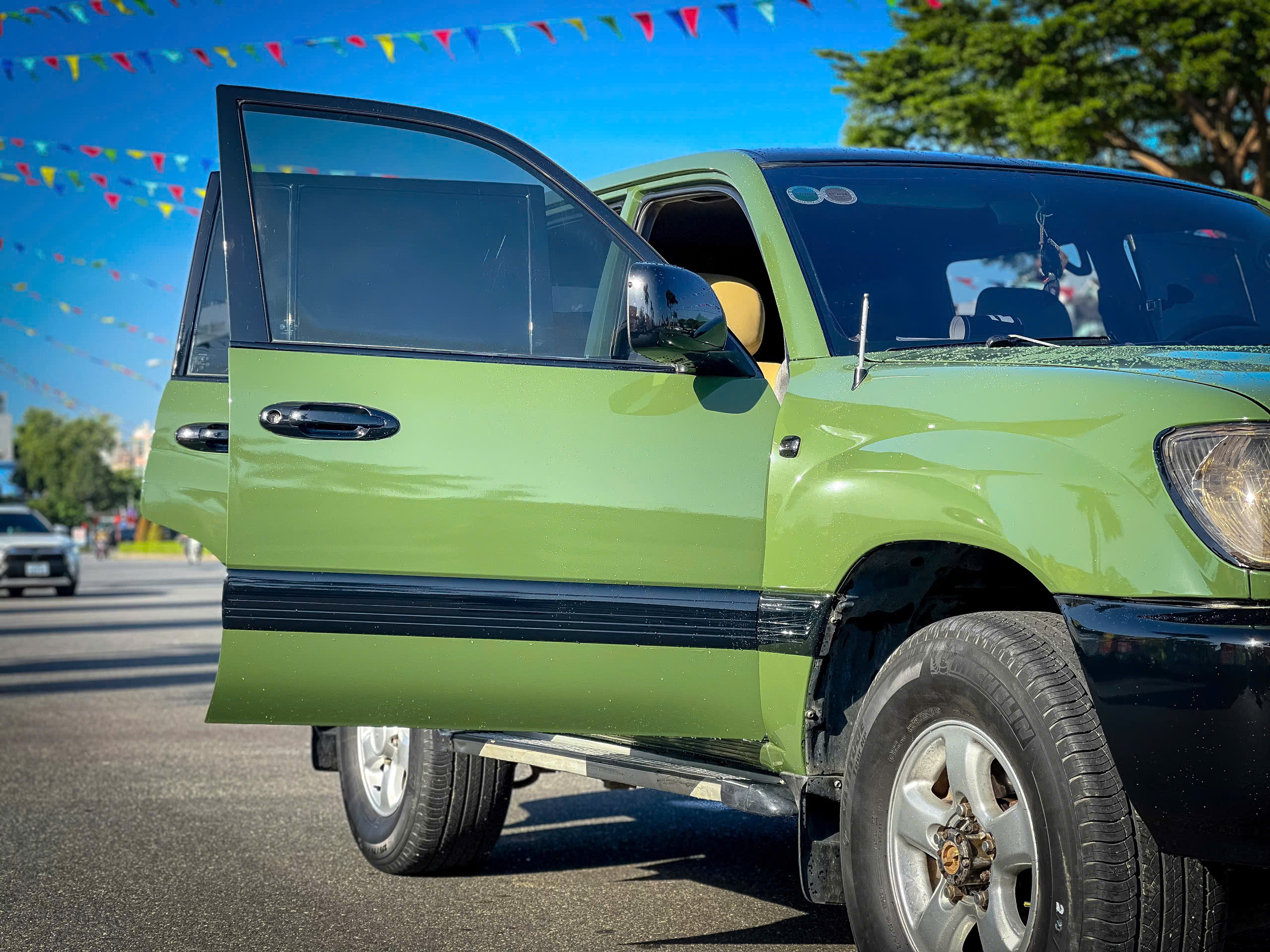 Phục hồi bề mặt sơn ngoại thất xe chủ tịch LandCruiser tuổi đời 2000 với thương hiệu decal cao cấp SHINCHU