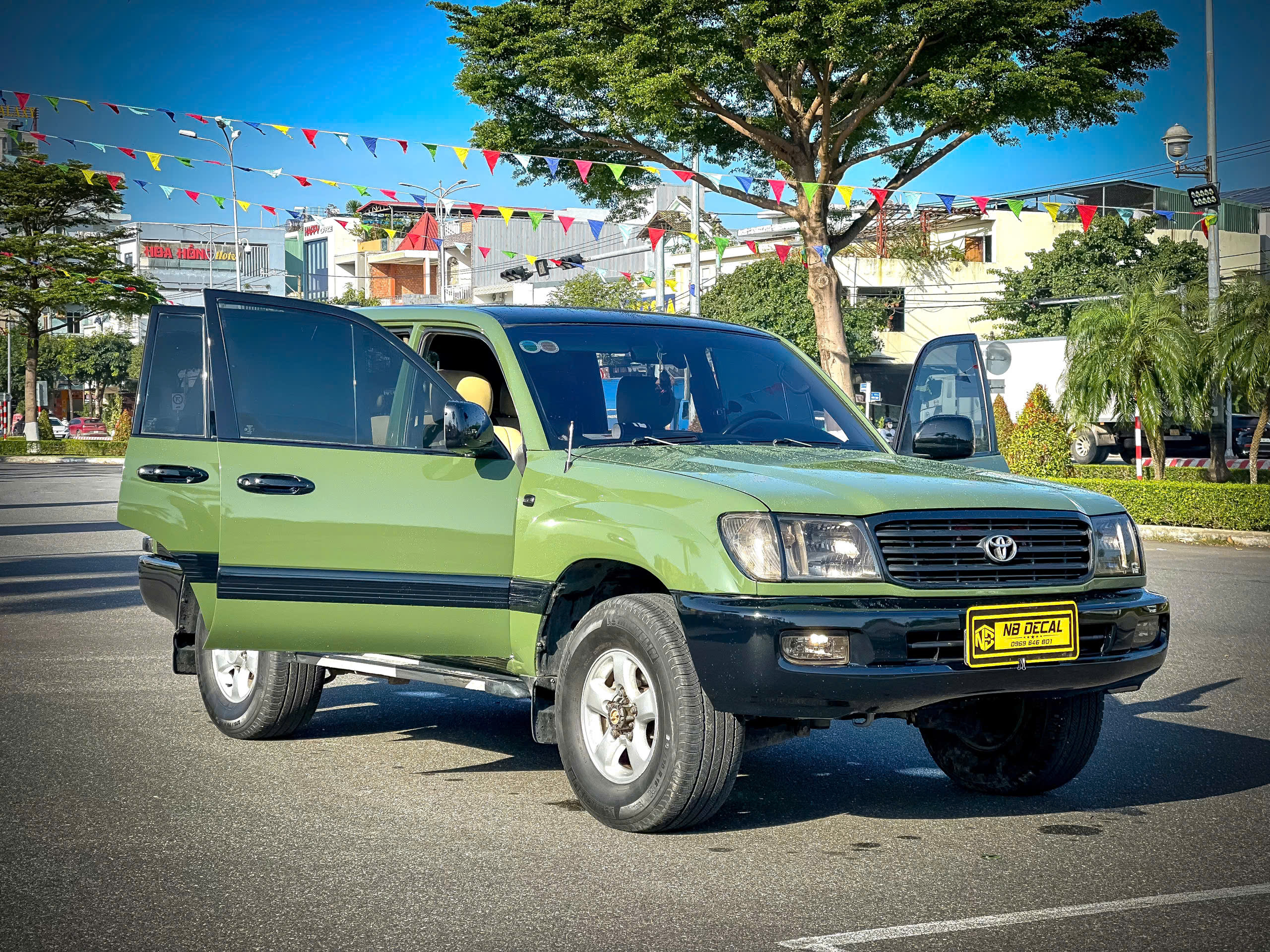 Phục hồi bề mặt sơn ngoại thất xe chủ tịch LandCruiser tuổi đời 2000 với thương hiệu decal cao cấp SHINCHU